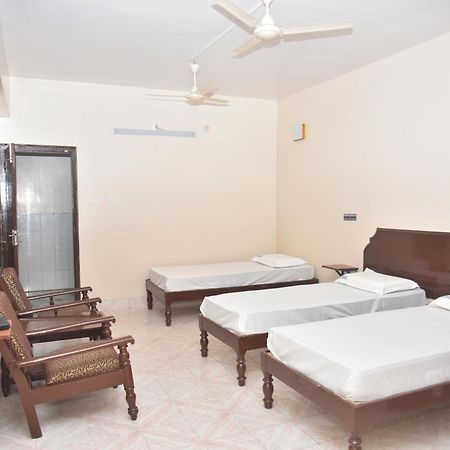 Arihanth Deluxe Lodge Shimoga Exterior foto