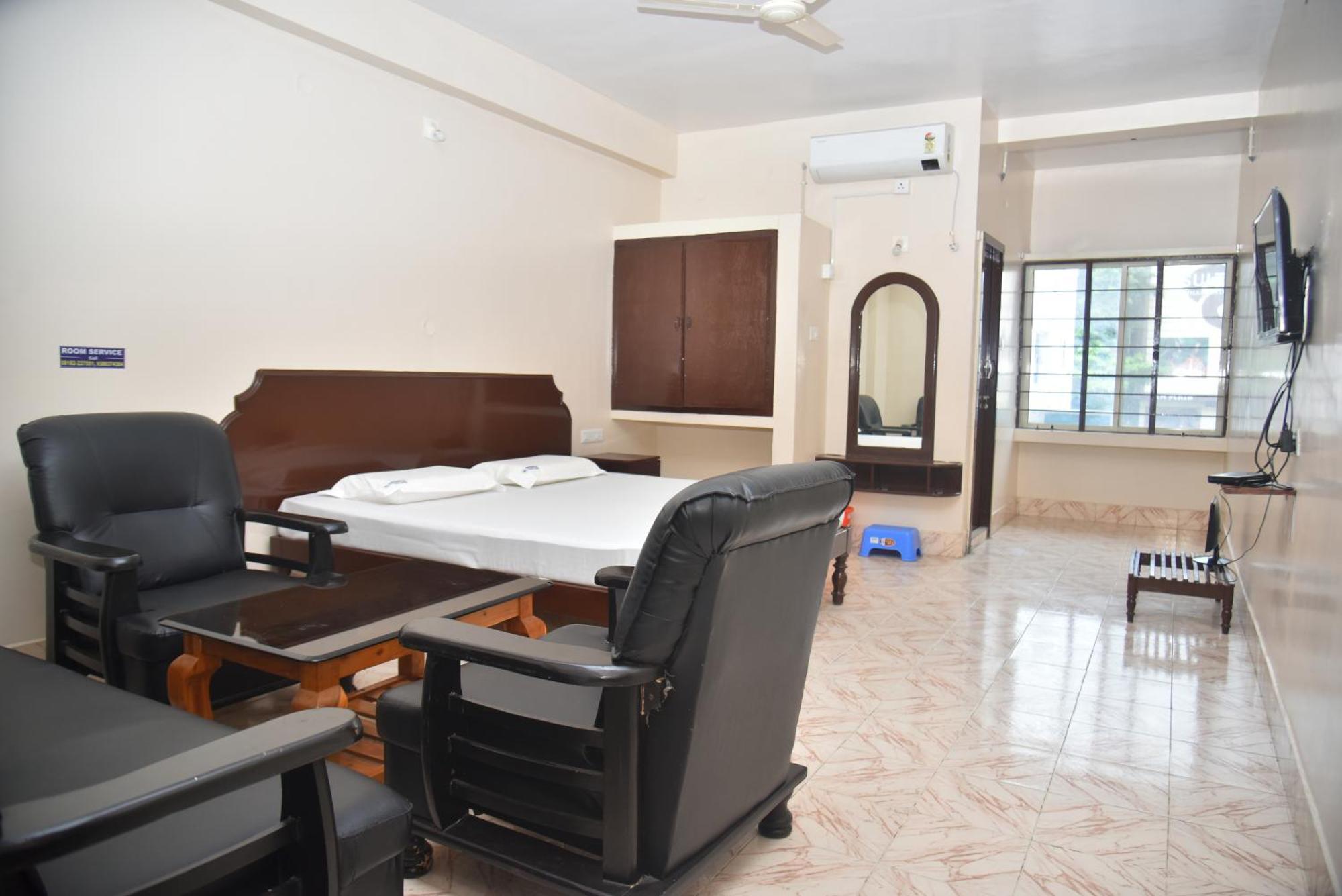 Arihanth Deluxe Lodge Shimoga Exterior foto